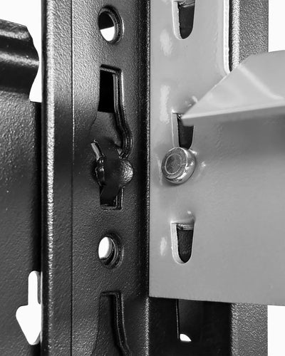 Detailansicht des Design-Standregals mit befestigten Traversen, schwarzem Stahlrahmen und Sicherungsstift – stabile Verbindung für ein modernes Standregal im Industrial-Design.