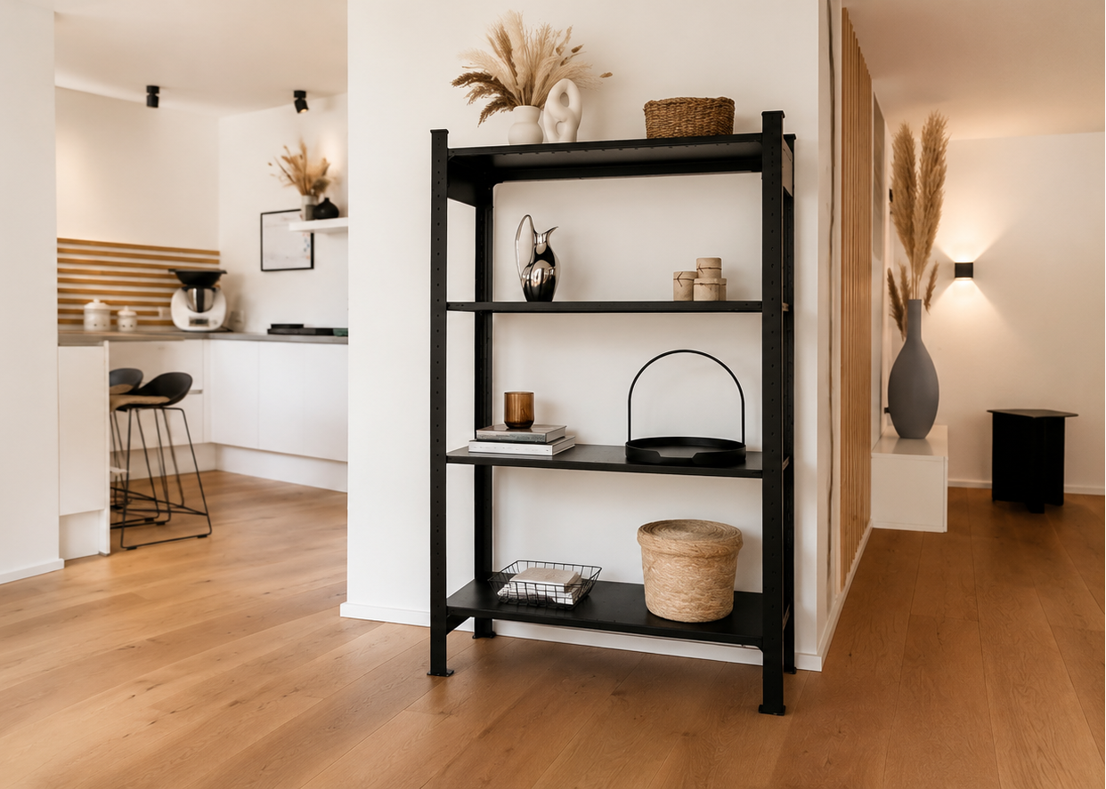 MICA Design Standregal aus schwarzem Stahl im modernen Wohnambiente