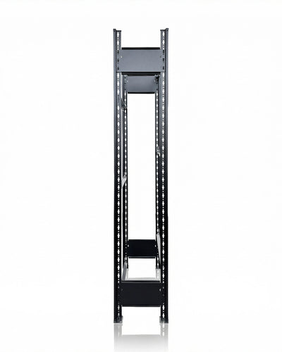 Seitenansicht des Design-Standregals mit schlanker schwarzer Stahlkonstruktion, stabilen Regalebenen und modernem Industrial-Look – platzsparendes Standregal für Wohn- und Arbeitsbereiche.