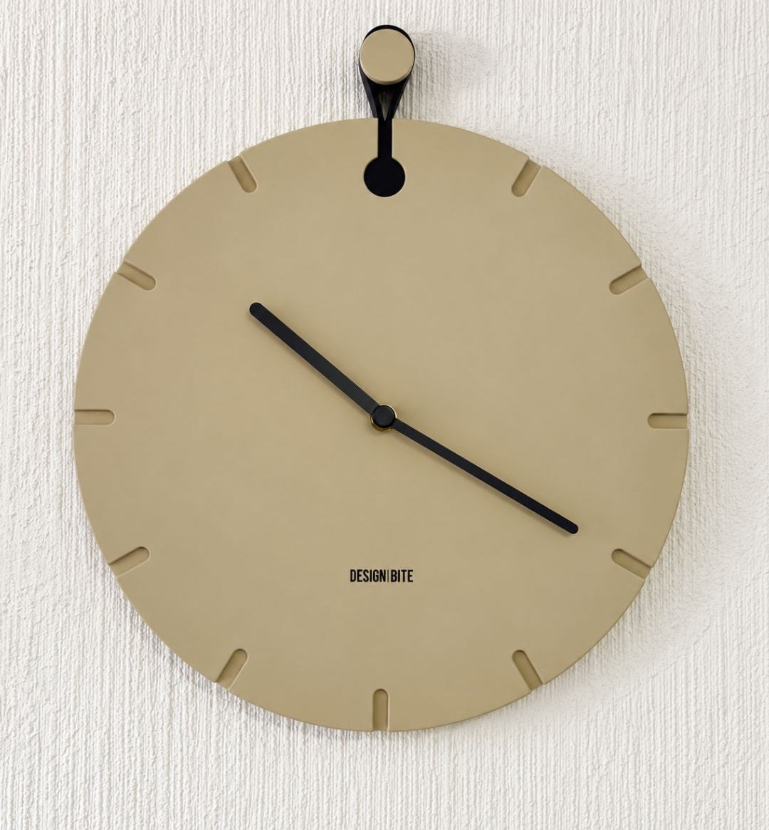 Wanduhr Big Hug an weißer Wand hängend
