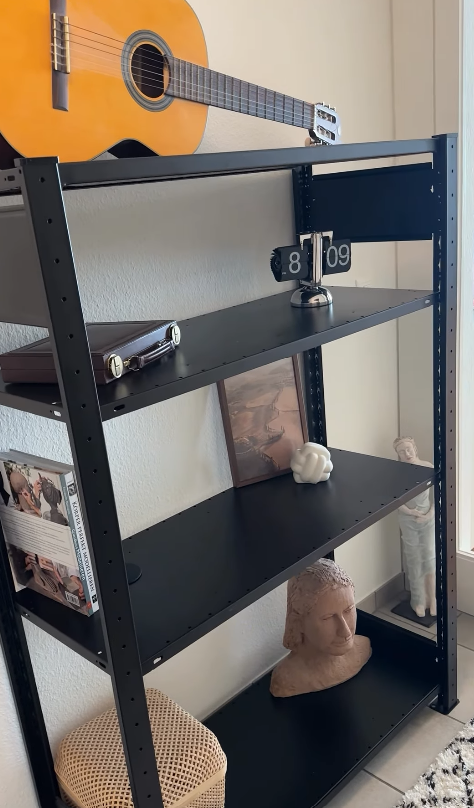 DONIA Standregal beim Kunden in der Wohnung mit Deko