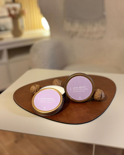 Duftkerze LOVE ARTIST auf Bestelltisch COSMO Beige im Wohnzimmer