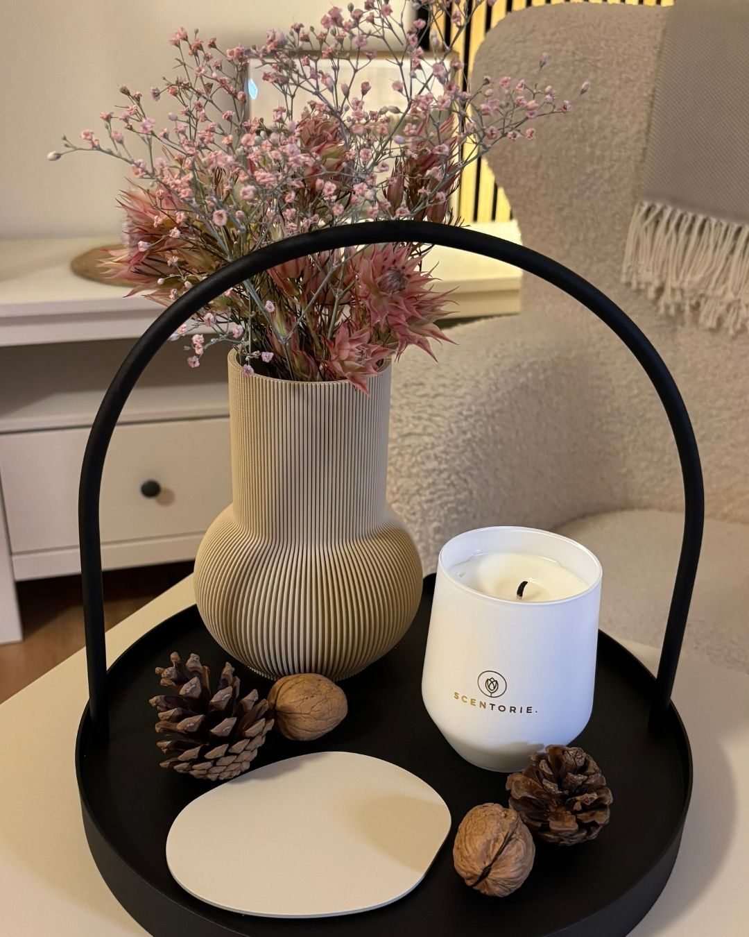 Duftkerze mit Untersetzern und Designvase auf Serviertablett