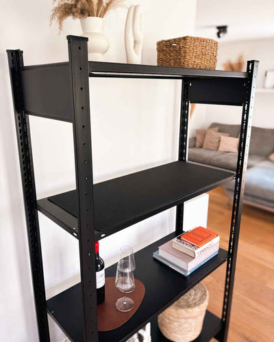 Schwarze Design-Unterlage 90x38 cm aus recyceltem Leder auf einem schwarzen Design-Regal mit Flasche und Gläsern