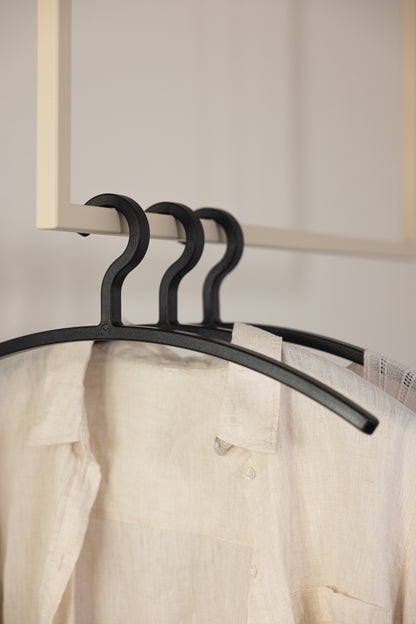 Schwarze FAY Kleiderbügel im 3er Set an einer Garderobe mit Bluse