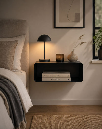 Wohnliche Schlafzimmer Atmosphäre mit hängendem Nachttisch NELIO neben Bett
