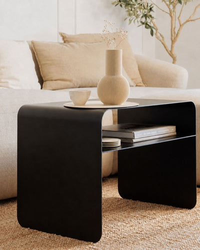Beige Designvase PURE mit Trockenblumen auf dem schwarzen Beistelltisch COSMO in einem modernen Wohnzimmer