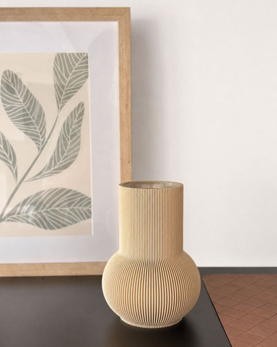 Designvase PURE in Beige mit herausnehmbarem wasserdichtem Einsatz im Designregal MICA