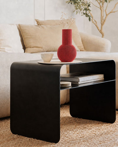 ROTE Designvase PURE mit Trockenblumen auf dem schwarzen Beistelltisch COSMO in einem modernen Wohnzimmer