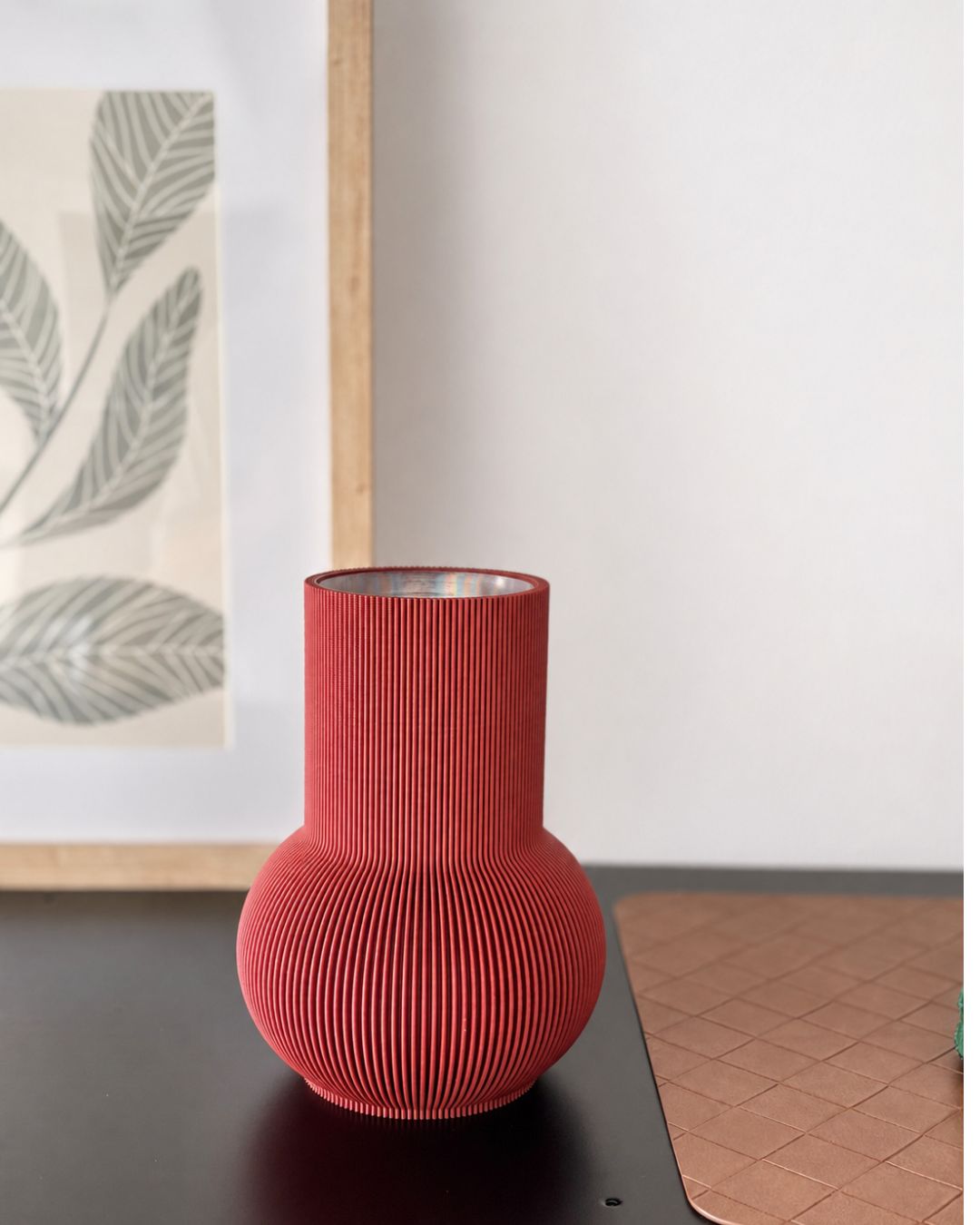 Designvase PURE in Lehmrot mit herausnehmbarem wasserdichtem Einsatz im Designregal MICA