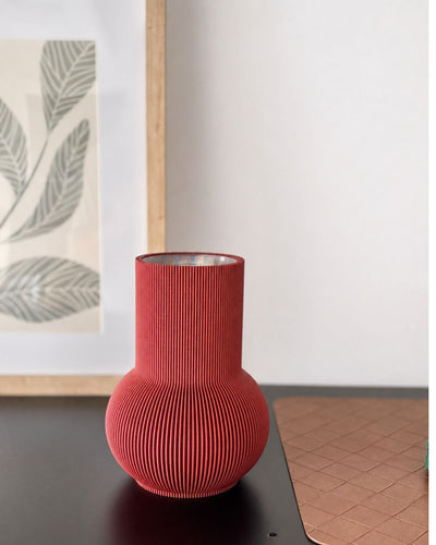 Designvase PURE in Lehmrot mit herausnehmbarem wasserdichtem Einsatz im Designregal MICA