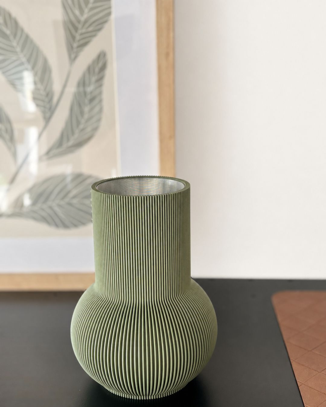 Designvase PURE in Moosgrün mit herausnehmbarem wasserdichtem Einsatz im Designregal MICA