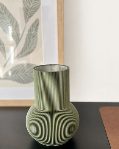Designvase PURE in Moosgrün mit herausnehmbarem wasserdichtem Einsatz im Designregal MICA
