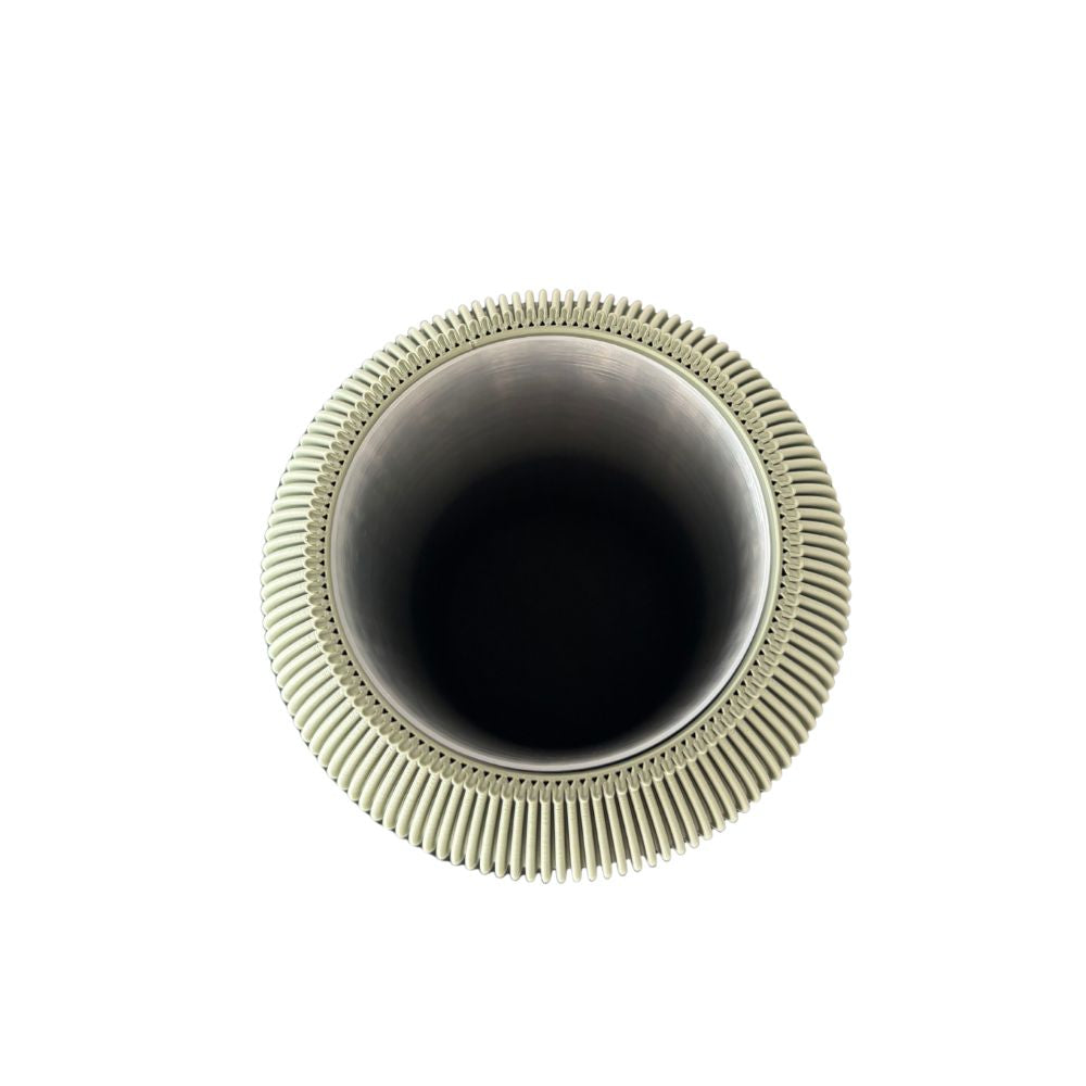 Draufsicht auf die Designvase PURE in Moosgrün mit wasserdichtem Einsatz