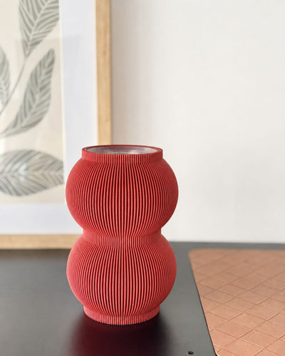 Designvase SHAPE in Lehmrot mit herausnehmbarem wasserdichtem Einsatz im Designregal MICA