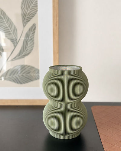 Designvase SHAPE in Moosgrün mit herausnehmbarem wasserdichtem Einsatz im Designregal MICA