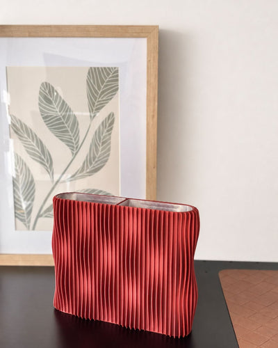 Designvase TWIST in Lehmrot mit herausnehmbarem wasserdichtem Einsatz im Designregal MICA