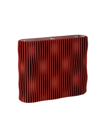 Freigestellte Designvase TWIST in Lehmrot mit strukturierter Oberfläche