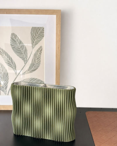 Designvase TWIST in Moosgrün mit herausnehmbarem wasserdichtem Einsatz im Designregal MICA