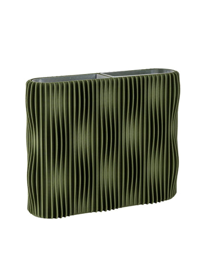 Freigestellte Designvase TWIST in Moosgrün mit strukturierter Oberfläche