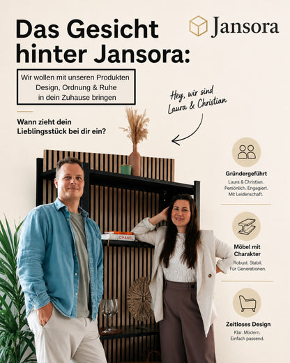 Die Gründer von Jansora vor einem Design Regal stehend mit Vorstellungstexten 