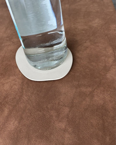 Flache auf KIVA Untersetzer dekorativ auf Designunterlage ENZO platziert