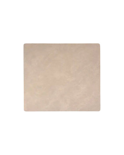 Detailaufnahme der beigen LUCA Design-Unterlage 43x38,5 cm aus recyceltem Leder mit sichtbarer Materialstruktur