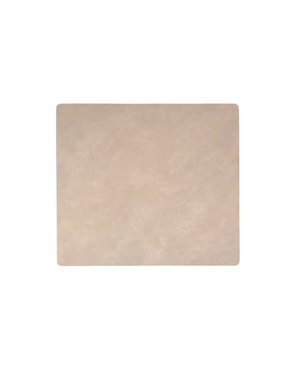 Detailaufnahme der beigen LUCA Design-Unterlage 43x38,5 cm aus recyceltem Leder mit sichtbarer Materialstruktur
