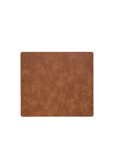 Detailaufnahme der braunen LUCA Design-Unterlage 43x38,5 cm aus recyceltem Leder mit sichtbarer Materialstruktur