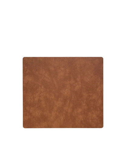 Detailaufnahme der braunen LUCA Design-Unterlage 43x38,5 cm aus recyceltem Leder mit sichtbarer Materialstruktur