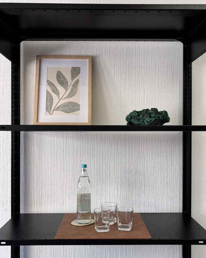 Braune Design-Unterlage 43x38,5 cm aus recyceltem Leder auf einem Design-Regal mit Flasche und Gläsern