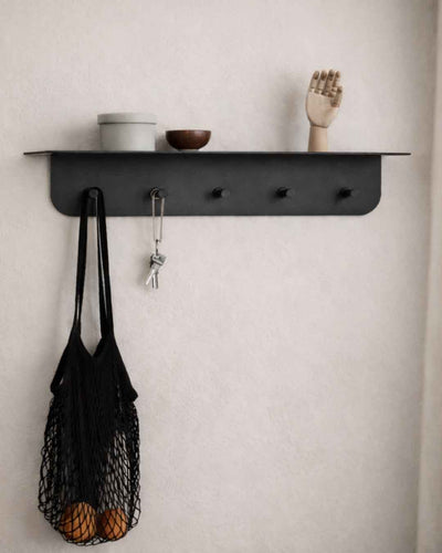 Schwarze MALOU Wandgarderobe mit Ablage und Haken an einer hellen Wand