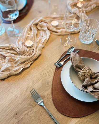 MATS Leder Designunterlage in Braun von Jansora als hochwertiges Tischset auf stilvoll gedecktem Esstisch