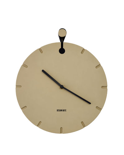 Moderne Wanduhr BIG HUG aus Metall in Beige mit schwarzen Zeigern