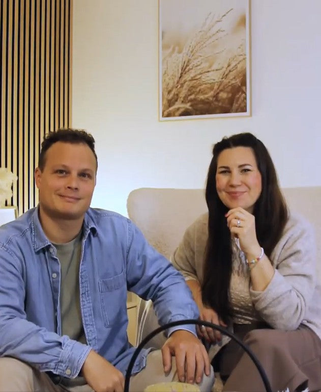 Video Jansora Gründer im Portrait im wohnlichen Ambiente