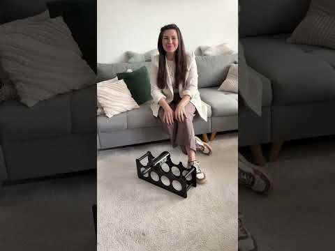 Youtube Video mit Person auf Couch mit Weinregal CAVO als Vorstellung