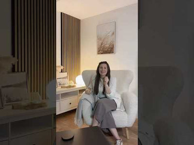 Youtube Video mit Person auf Sofa die zu Jansora Beistelltisch COSMO etwas erzählt