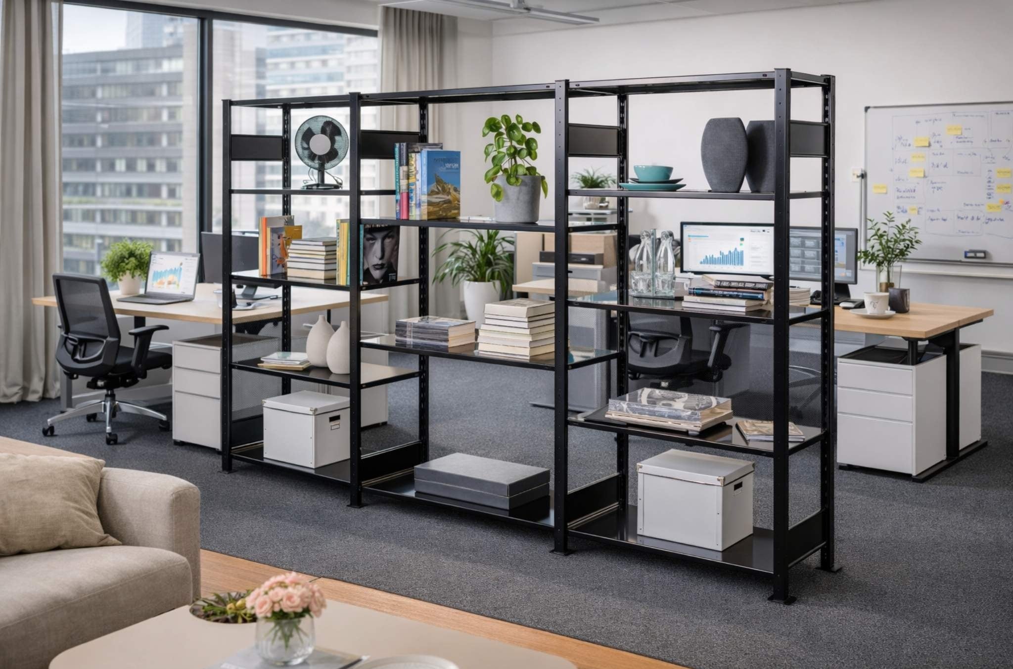 Schwarzes Raumteiler-Regal aus Stahl im modernen Büro als offene Regalwand mit Stauraum, Pflanzen, Büchern und Dekoration