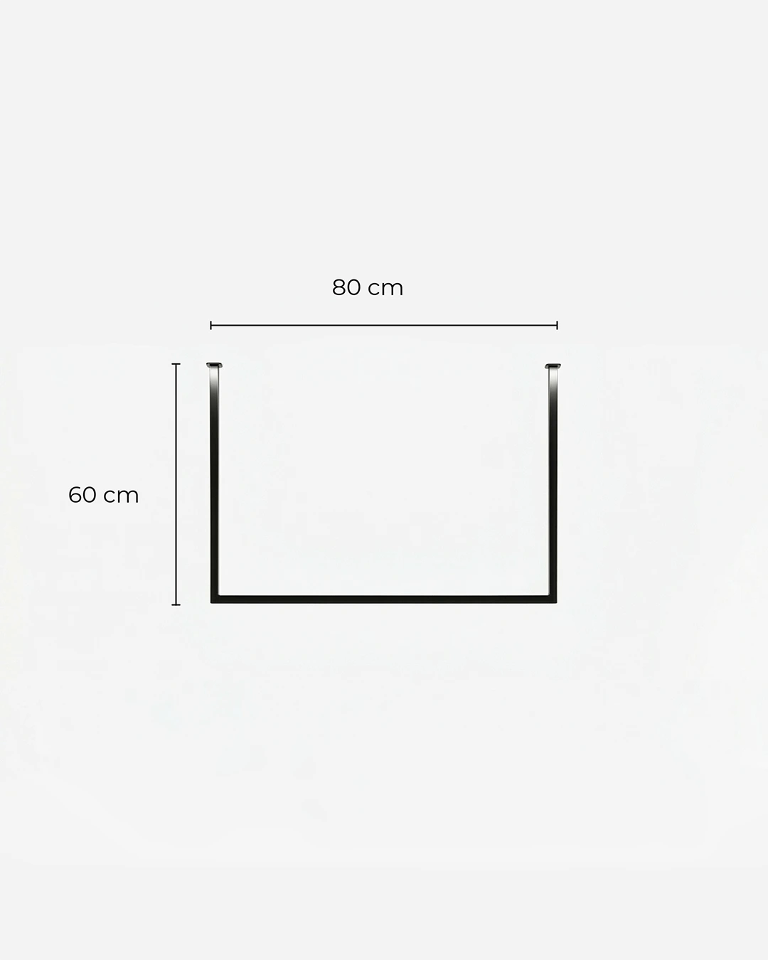 Schwarze RUBI Garderobenstange freigestellt auf hellem Hintergrund mit Abmessungen 80x60cm