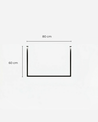 Schwarze RUBI Garderobenstange freigestellt auf hellem Hintergrund mit Abmessungen 80x60cm
