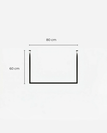 Schwarze RUBI Garderobenstange freigestellt auf hellem Hintergrund mit Abmessungen 80x60cm