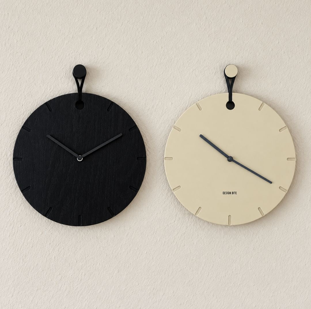 Wanduhren Big Hug in Beige und Schwarz an Wand hängend