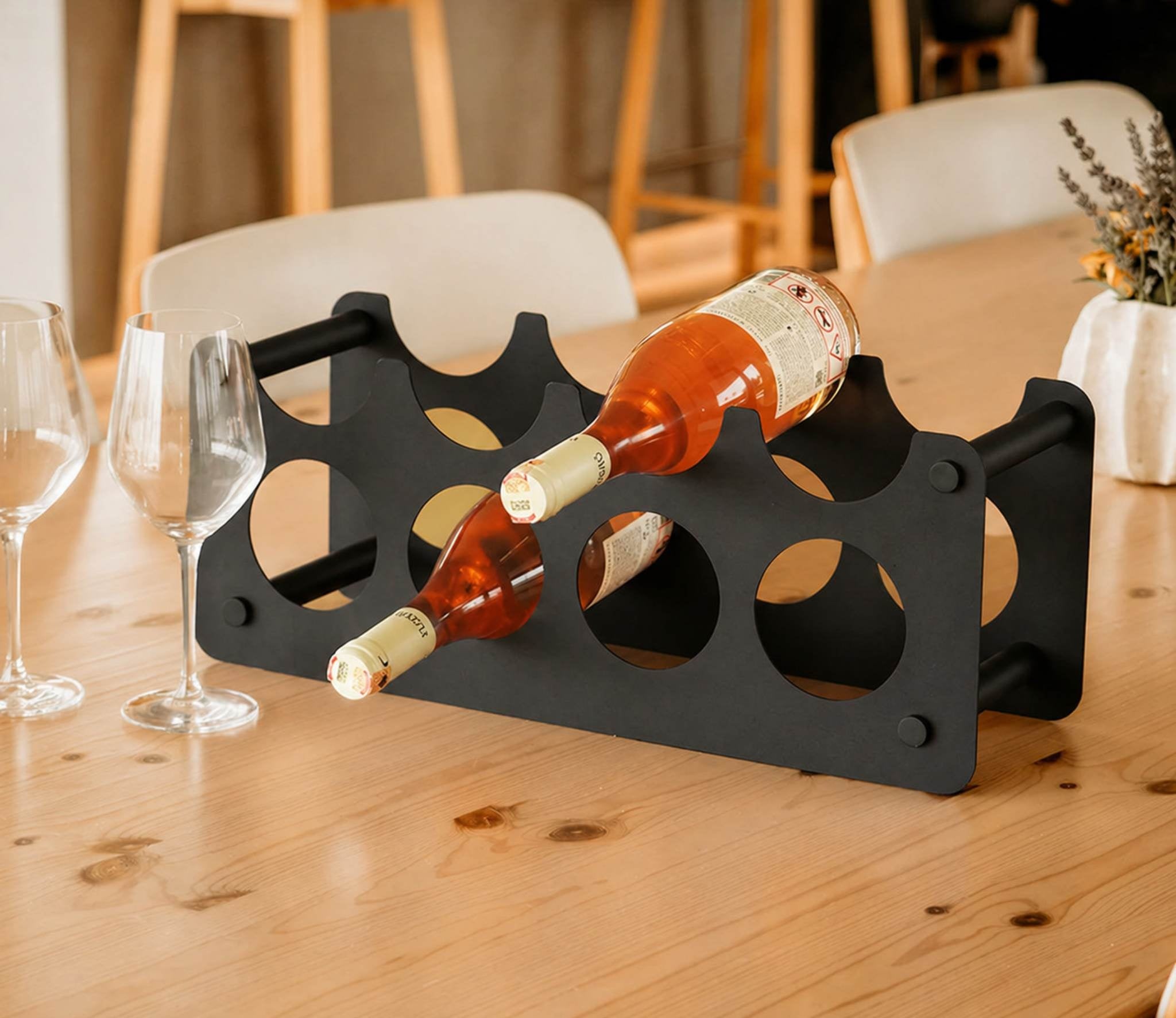 Schwarzes Weinregal CAVO mit zwei Weinflaschen auf gedecktem Esstisch mit Gläsern, Snacks, Tulpen und warmer Beleuchtung.