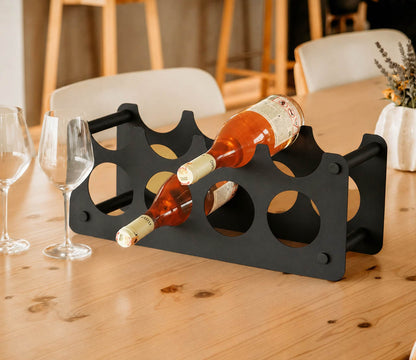 Schwarzes Weinregal CAVO mit zwei Weinflaschen auf gedecktem Esstisch mit Gläsern, Snacks, Tulpen und warmer Beleuchtung.