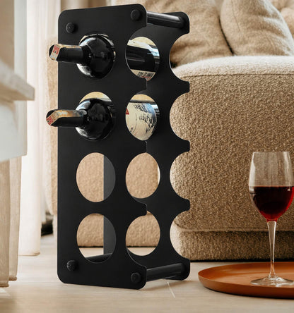 Schwarzes Weinregal CAVO aus Stahl mit Weinflaschen auf modernem Sideboard, dekoriert mit Weingläsern, Vase und Lampe.
