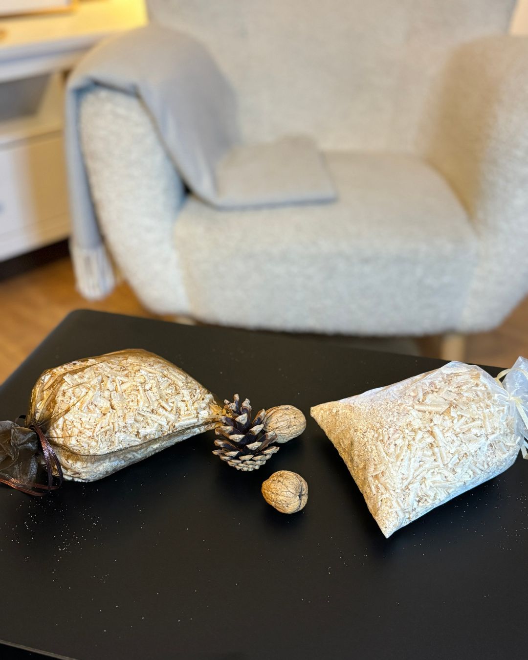 Zirbensäckchen in braun und beige mit Deko auf schwarzem Untergrund