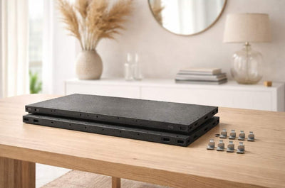 Schwarze Zusatzböden im 2er Set für Design Stahlregale mit Befestigungselementen auf einem Holztisch
