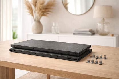 Schwarze Zusatzböden im 2er Set für Design Stahlregale mit Befestigungselementen auf einem Holztisch